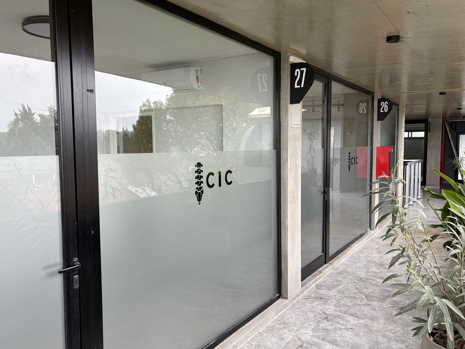 Entrada del centro CIC, oficinas 26 y 27